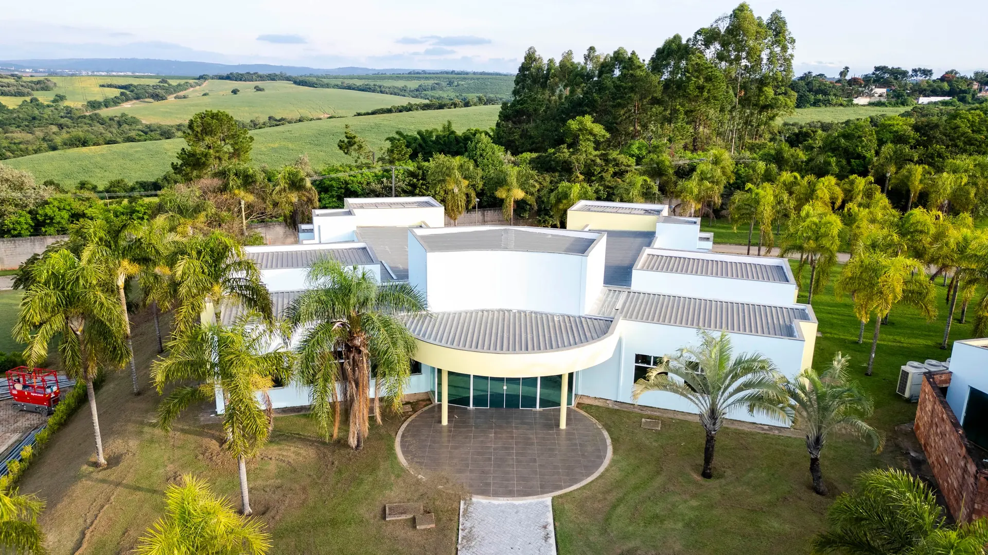 Prédio do centro médico do Spa Recovery, com entrada circular e o vale ao fundo