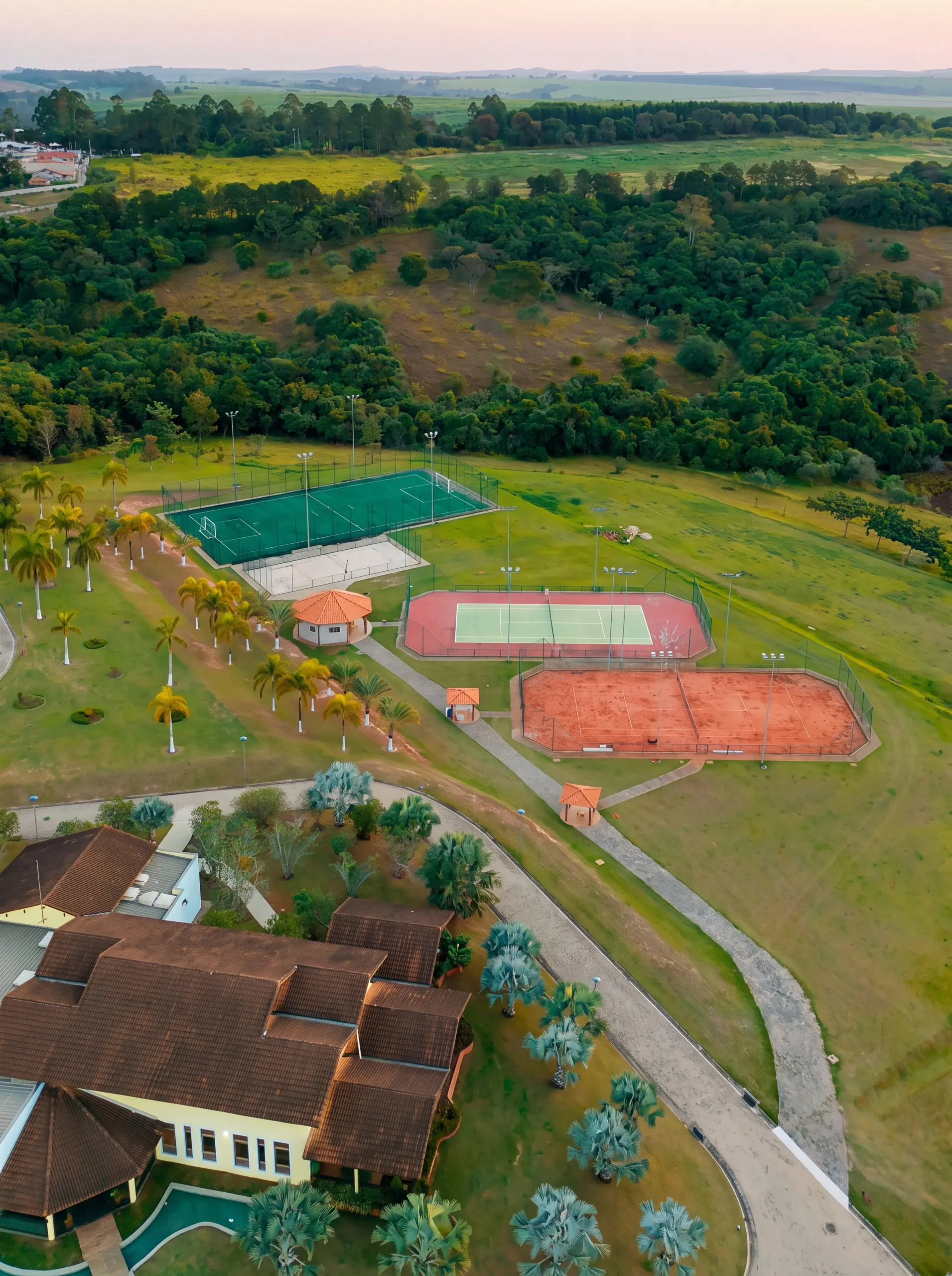 Área externa arborizada do complexo do Spa Recovery