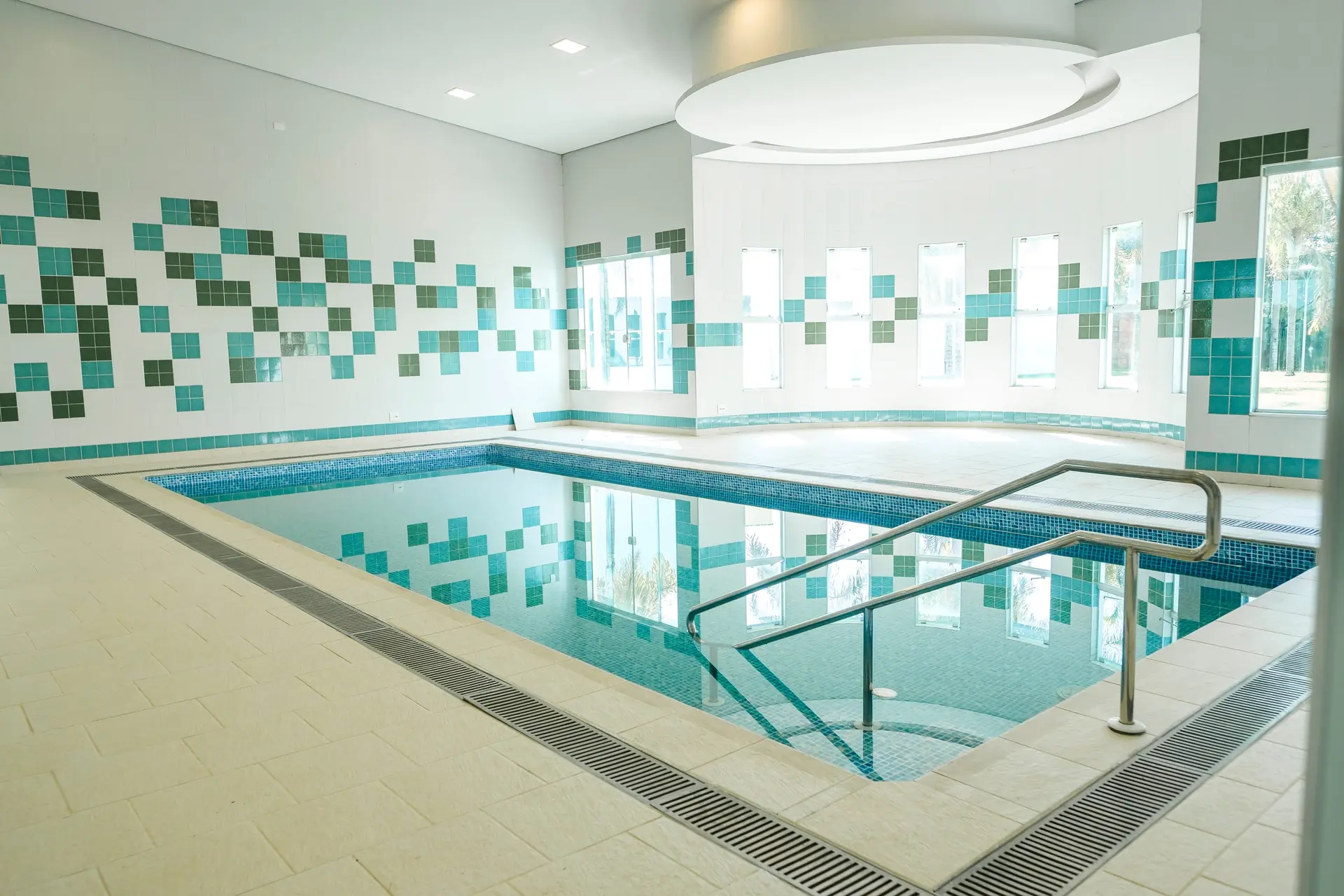 Piscina de hidroginástica do Spa Recovery, coberta e aquecida, com faixa de mosaico verde na parede