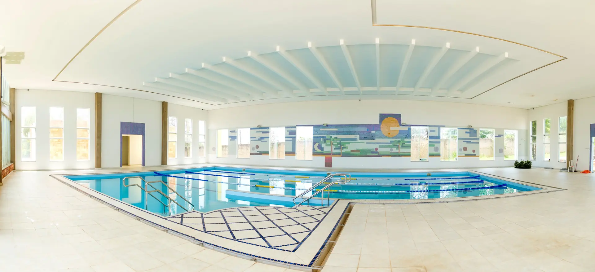 Piscina semiolímpica coberta do Spa Recovery, com raias e cobertura em abóbada