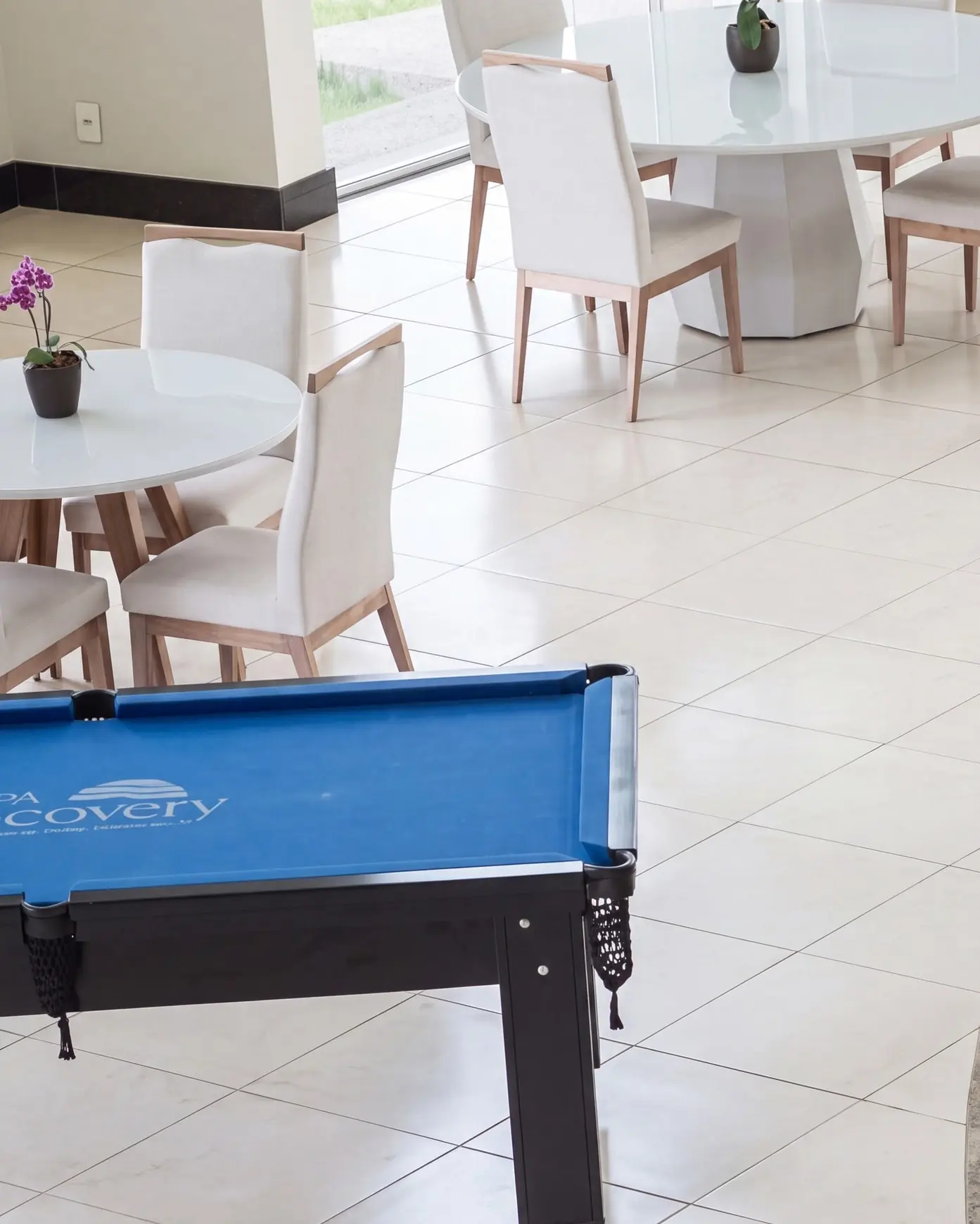 Salão de jogos do Spa Recovery, com mesa de sinuca, tênis de mesa e área de estar