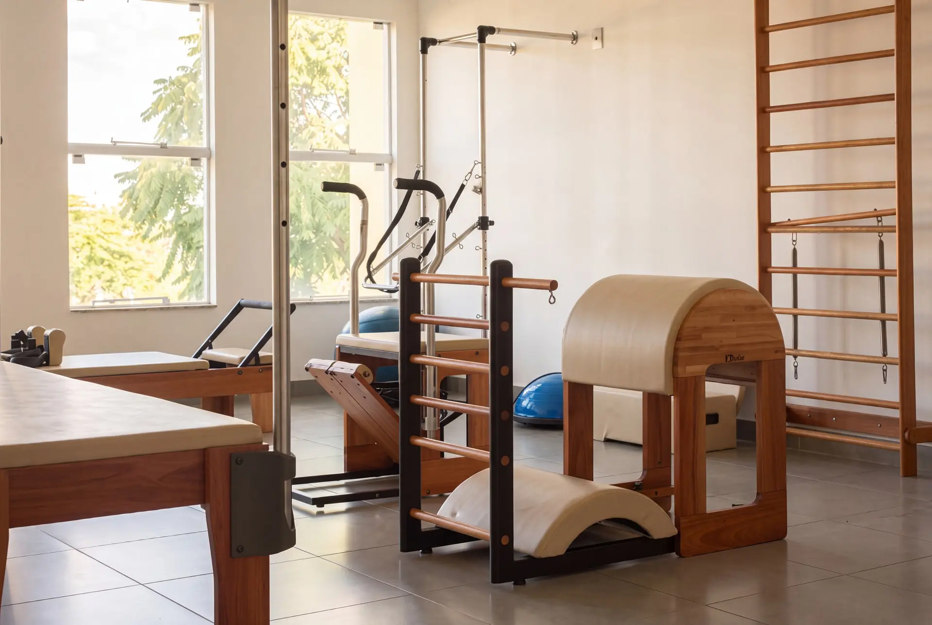 Studio de pilates do Spa Recovery, com aparelhos de madeira e luz natural pelas janelas